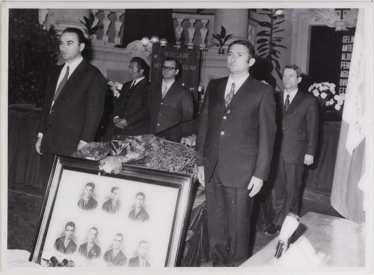 Gattatico-Reggio Emilia, 27-30 marzo 1970, Funerali di Alcide Cervi, camera ardente di Alcide nella Sala del Tricolore di Reggio Emilia, picchetto d'onore